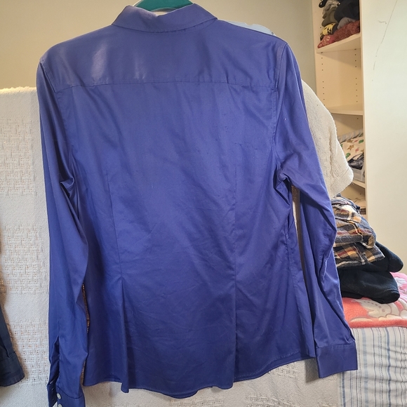 Blue no iron Banana Republic button up shirt blouse - Picture 3 of 4